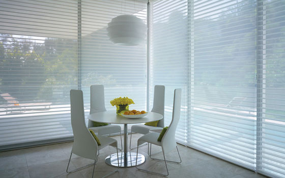ستائر النوافذ الذكية الشفافة من Sun Shade بنمط شانغريLa للحصول على تظليل كامل للضوء