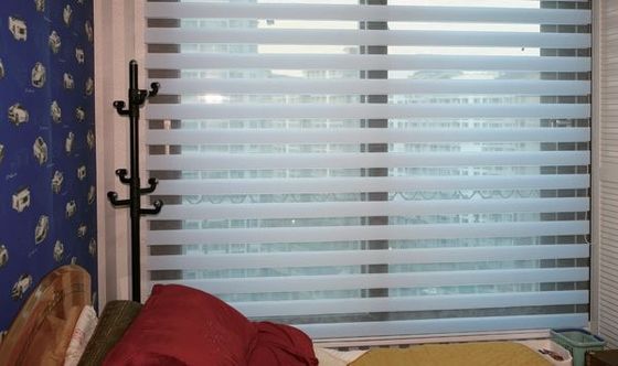 ستائر النوافذ الذكية الشفافة من Sun Shade بنمط شانغريLa للحصول على تظليل كامل للضوء
