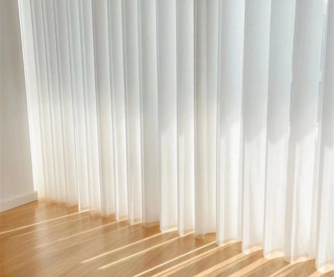 ستائر عمودية بيضاء PVC طراز حديث للنوافذ قابلة للتنفس