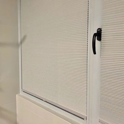 ستائر غرفة نوم عمودية على شكل خلية نحل ، مزودة بمحركات لأعلى ولأسفل ليلا ونهارا